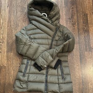 Olive Quilted Women's Jacket Excellent condition with zip pockets!